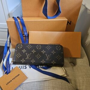 AUTHENTIC Like New Louis Vuitton Zippy Wallet